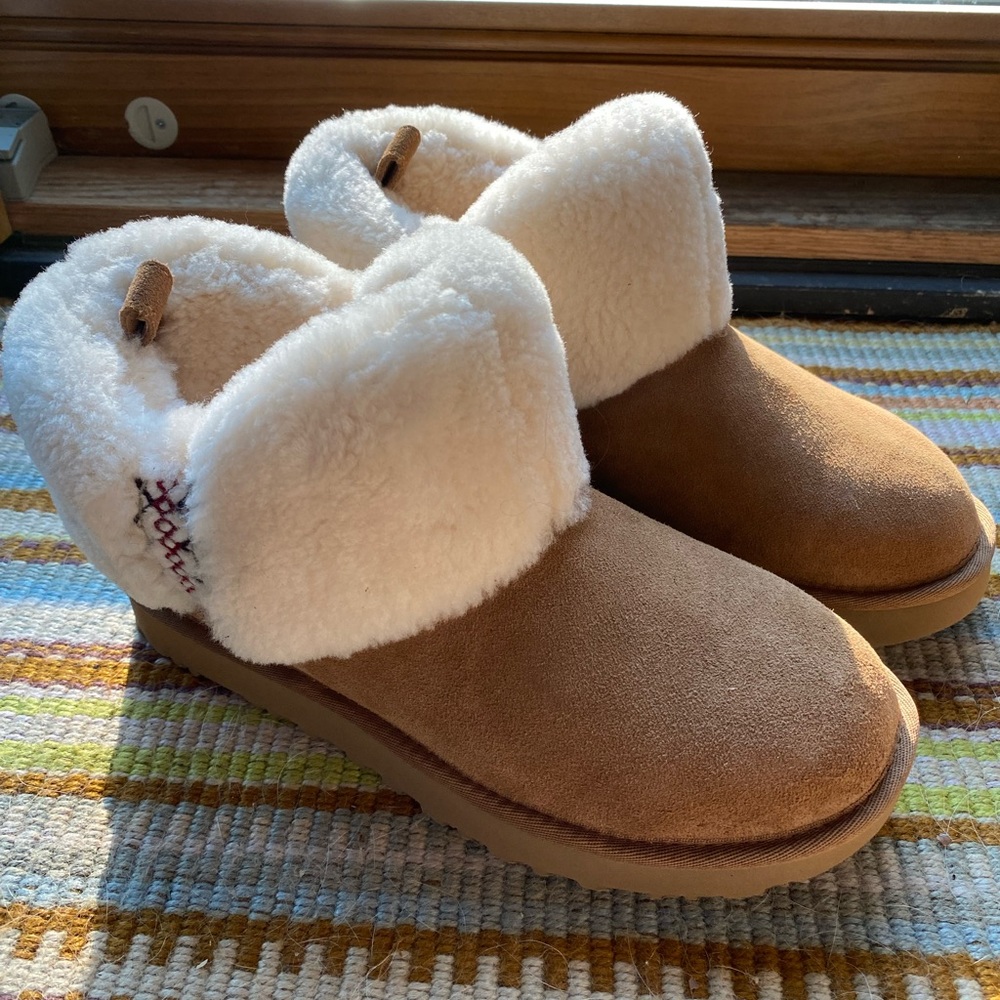 UGG Ultra Mini Braid Chestnut, women’s size 9